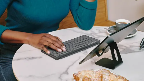 Teclado Logitech Keys-To-Go 2 Grafito Bluetooth Español